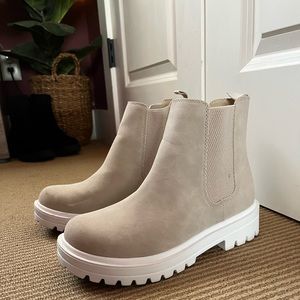 Tan UNR8ED Chelsea-style boots